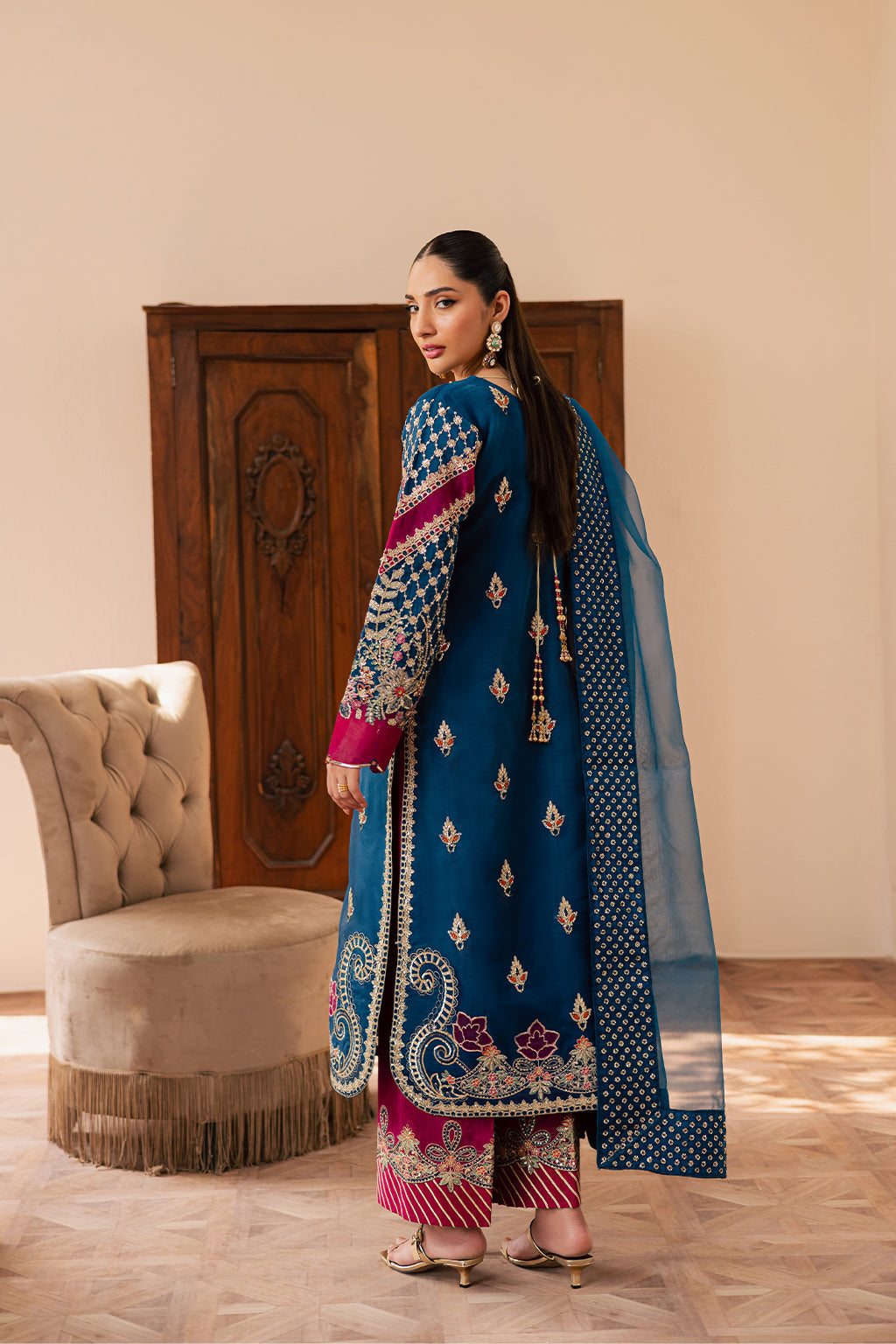 AVOIR Luxury Pakistani Fashion