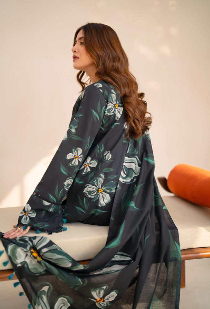 La vie - D01 Khaddar Pakistani Winter Dresses - Humdum - 4