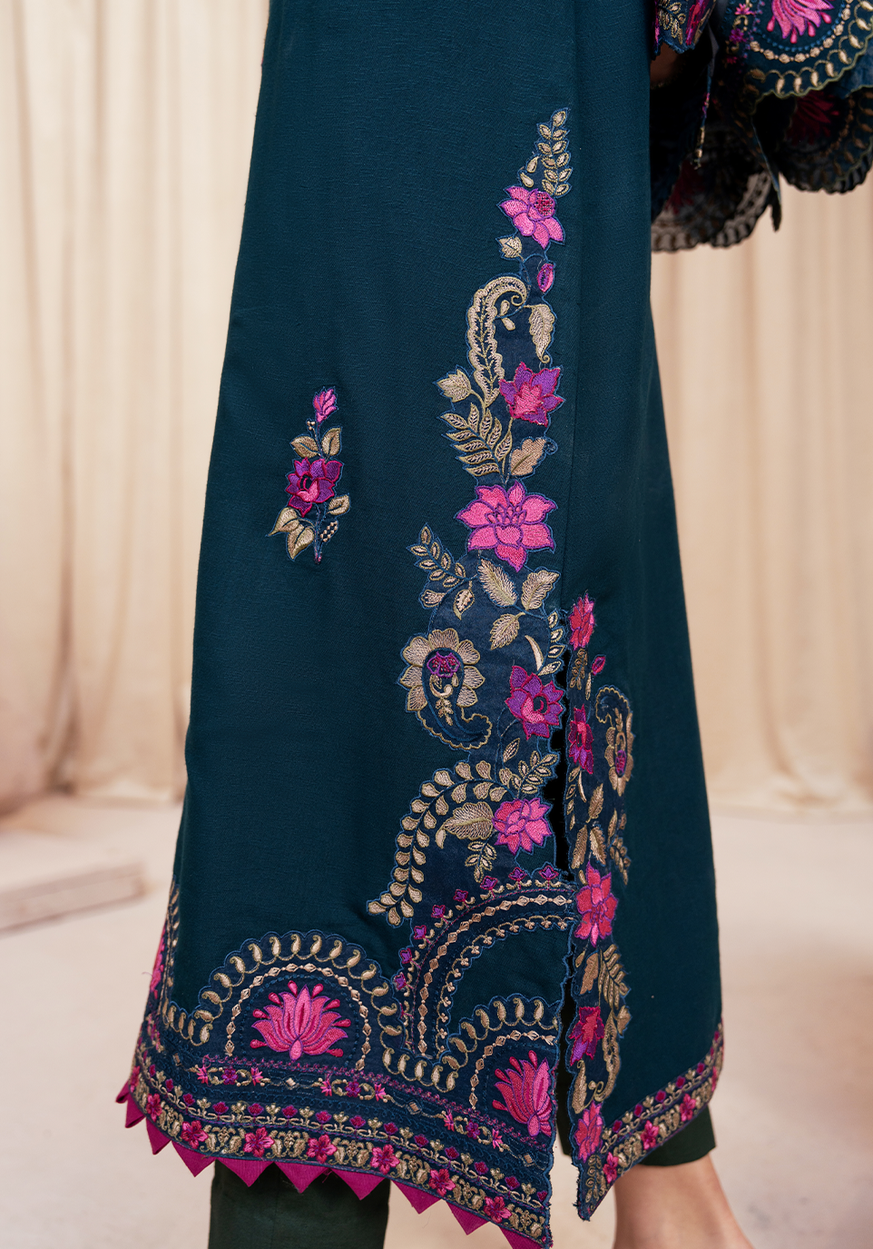 FLORAL NOIR